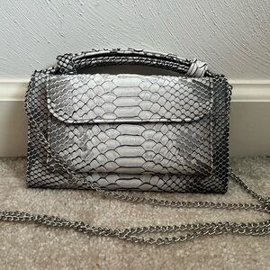 NWOT - Elegant Shades of Gray Snakeskin Pattern Handbag